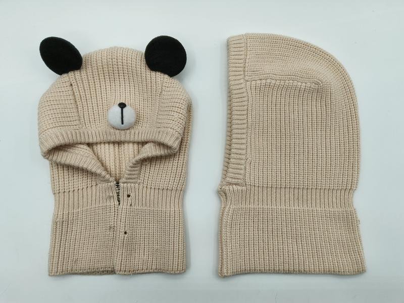 ベージュ チャンキーニット クマ バラクラバ 黒耳・刺繍フェイス付き 前後ビュー - B2B direct from factory China