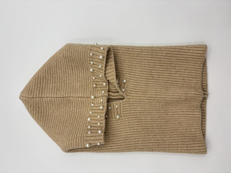 ベージュリブニット素材のインフィニティスカーフ、パール装飾付き、折り畳み平置き - winter accessories wholesaler