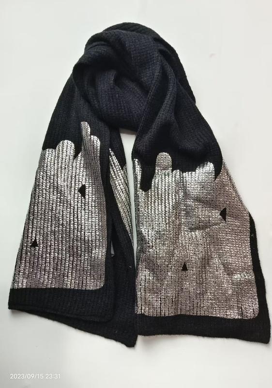 ブラックリブニットウィンターマフラー、シルバー箔シティスカイラインプリント - winter accessories wholesaler