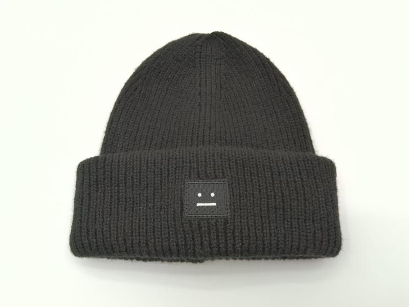 ブラック チャンキーリブニット ビーニーハット 折り返しカフ 刺繍フェイスパッチ付き - 25-day bulk production