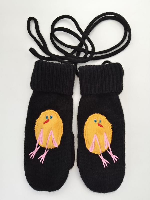 黒いニットミトン、黄色いひよこ刺繍とピンクの足、ネックコード付き - bulk scarf supplier Japan