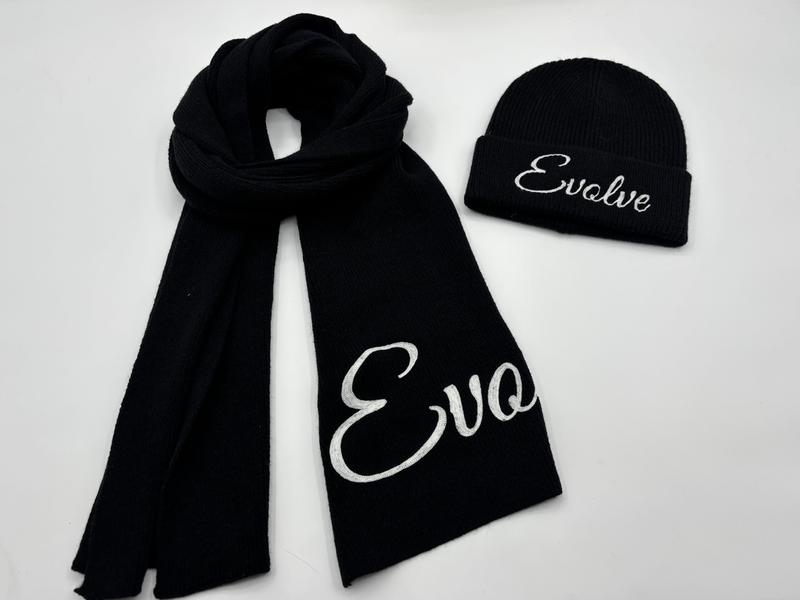 ブラックリブニットのスカーフ＆ビーニー帽セット、白刺繍スクリプトロゴ入り冬物 - OEM custom logo accepted