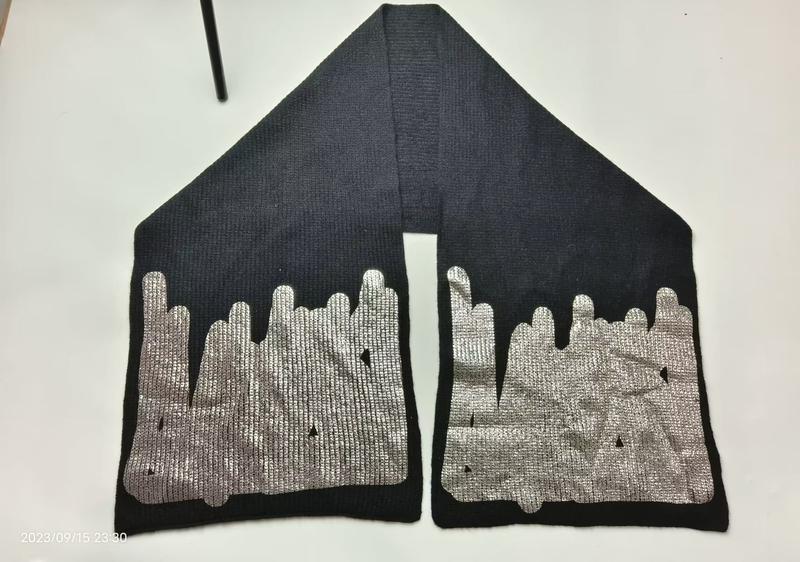 ブラックリブニットスカーフ、両端にシルバーメタリックのドリップ柄プリント - certified scarf manufacturer China