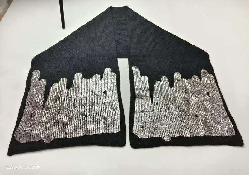 ブラックリブニットスカーフ、両端にシルバーメタリック都市スカイライン刺繍