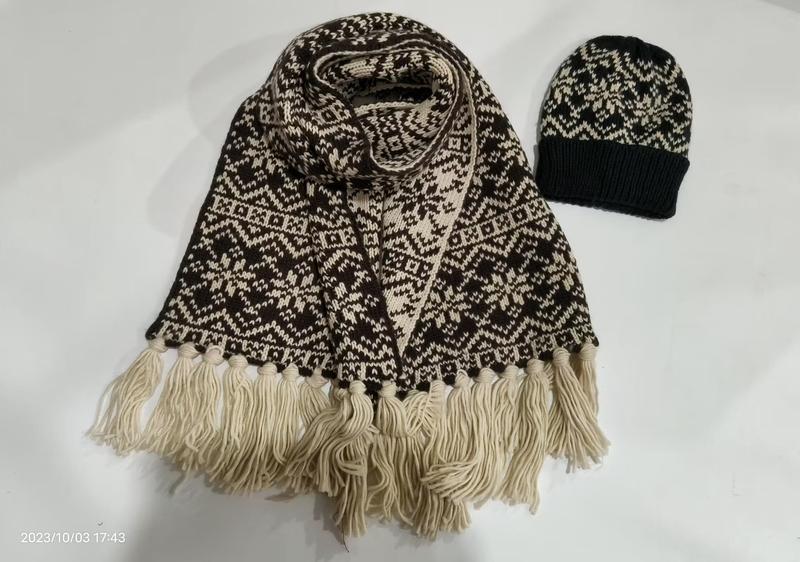 ブラウン×クリームのフェアアイルニット、スノーフレーク柄ビーニーとフリンジマフラーセット - wholesale fashion accessories