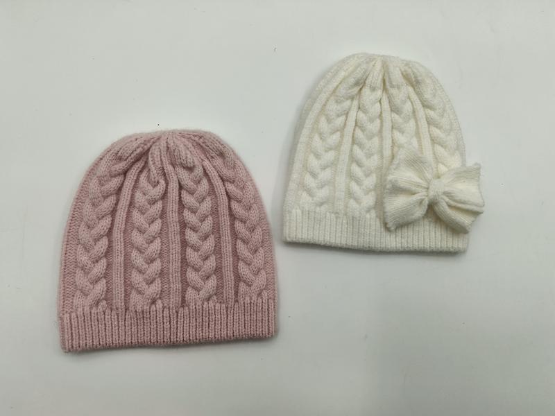 ケーブル編みニット帽2点セット、ダスティピンクとクリームホワイト、ボウ装飾付き - wholesale fashion accessories