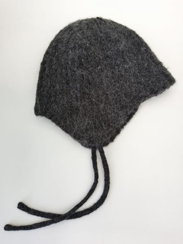 チャコールグレーのフェルトウール手編みベビーボンネット、耳フラップ付き紐あり - certified scarf manufacturer China