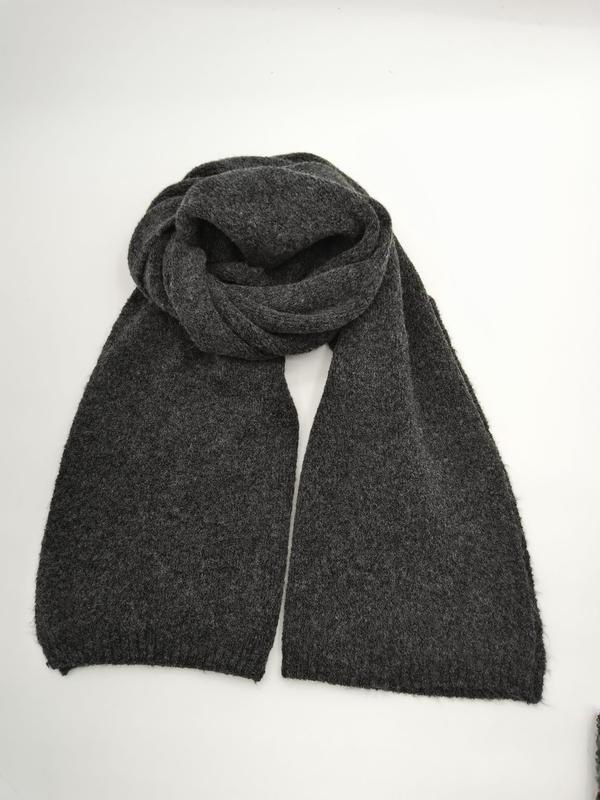 チャコールグレーのざっくり編みウールブレンドマフラー、柔らかな冬用ニットスカーフ - bulk scarf supplier Japan