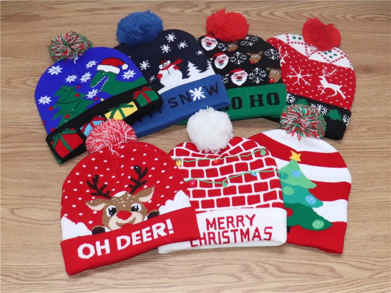 クリスマス柄ニットビーニー6個セット｜トナカイ・サンタ・雪だるま刺繍ポンポン付き - corporate gift supplier