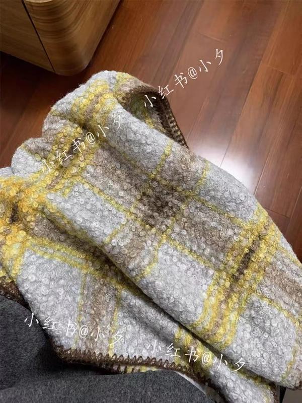 グレー・イエロー・ベージュのチェック柄ブークレウールブレンドスローブランケット