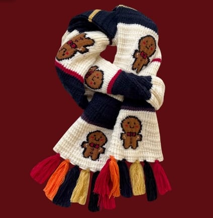 ネイビー×クリームのチャンキーニット生地にジンジャーブレッドマン柄とカラフルタッセルのマフラー - wholesale fashion accessories