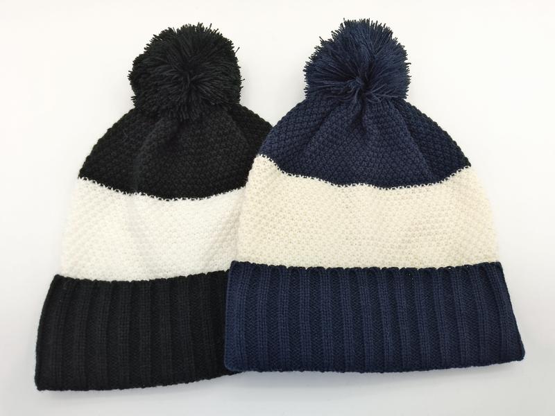 ブラック＆ネイビーカラーブロックストライプのポンポン付きニットビーニー2点セット