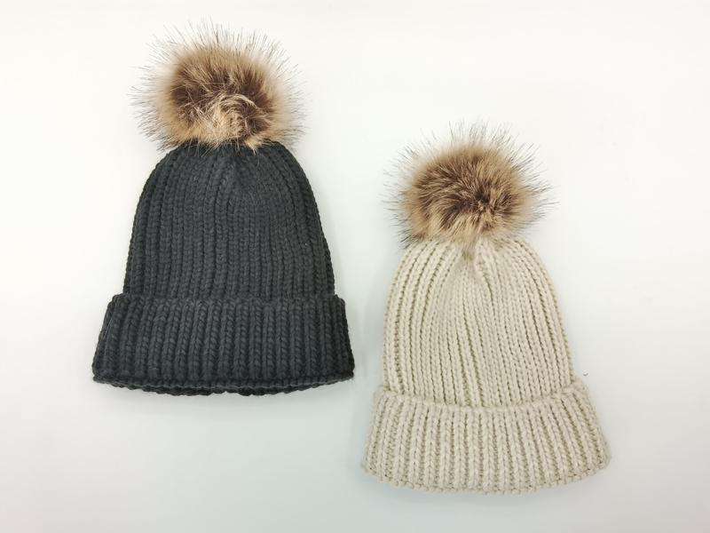 チャコール＆ベージュのリブニットビーニー、フェイクファーポンポン付き2点セット - B2B direct from factory China