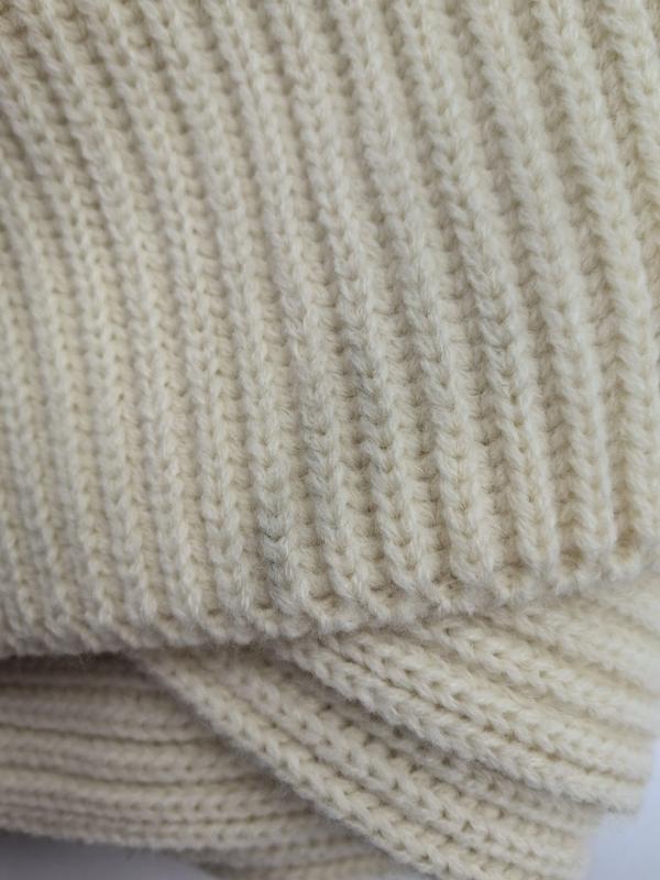 クリームアイボリーのチャンキーリブニットブランケット、ウール素材の立体的な編み目テクスチャー - private label service available