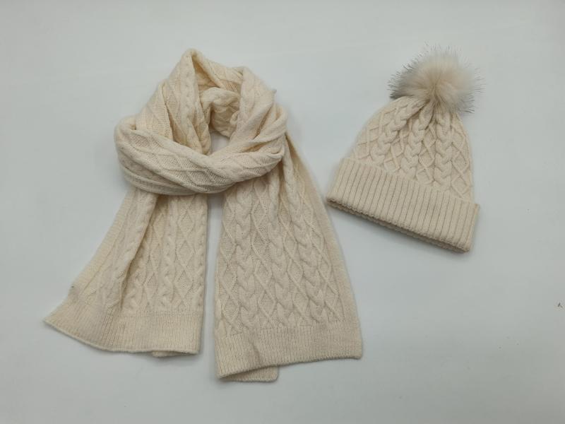 クリーム色のケーブルニットマフラーとポンポン付きビーニー帽セット - certified scarf manufacturer China