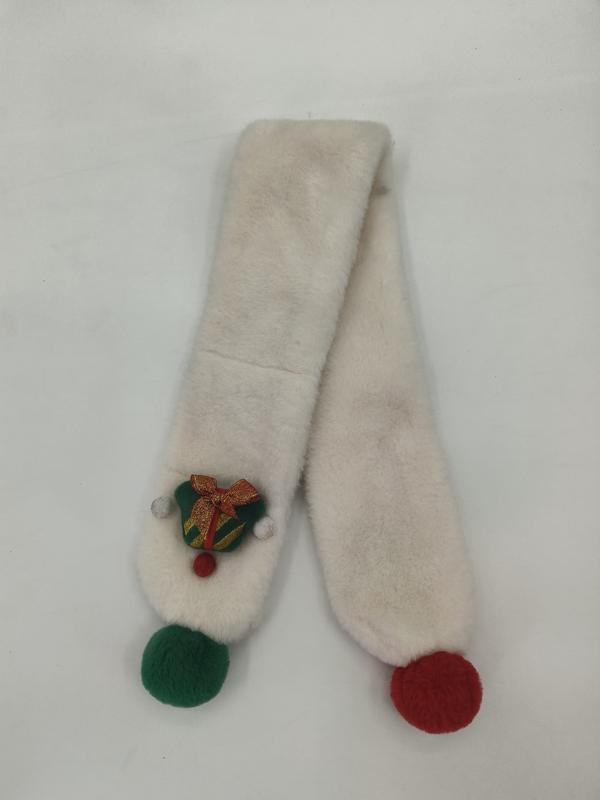クリームフェイクファー クリスマススカーフ｜赤緑ポンポン＆ベル刺繍ブローチ付き - corporate gift supplier