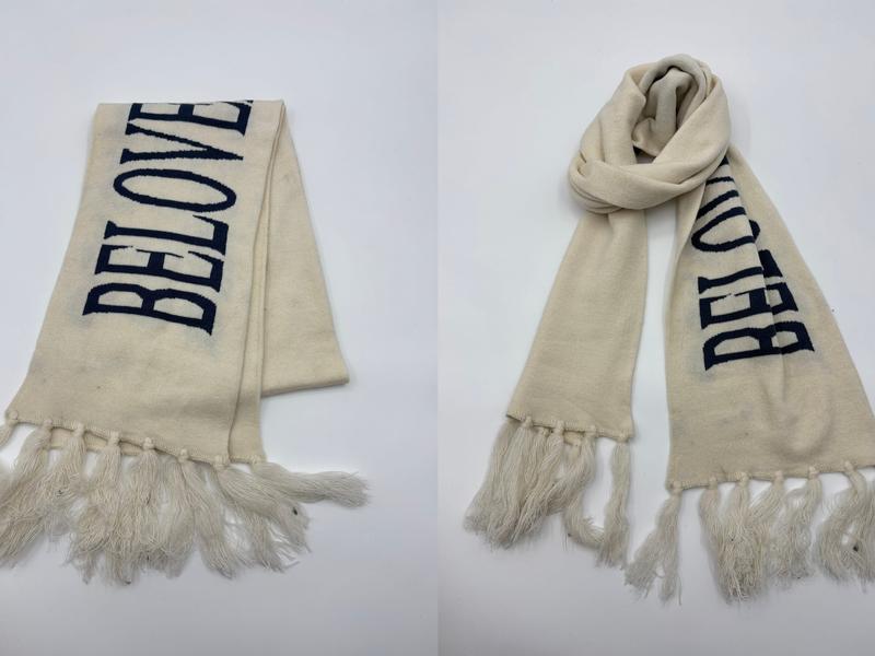 クリームニットスカーフ、ネイビーブルーBELOVEDロゴ刺繍、フリンジタッセル付き - 25-day bulk production