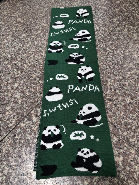 ダークグリーンのニットスカーフ、白黒パンダ柄繰り返しデザイン - certified scarf manufacturer China