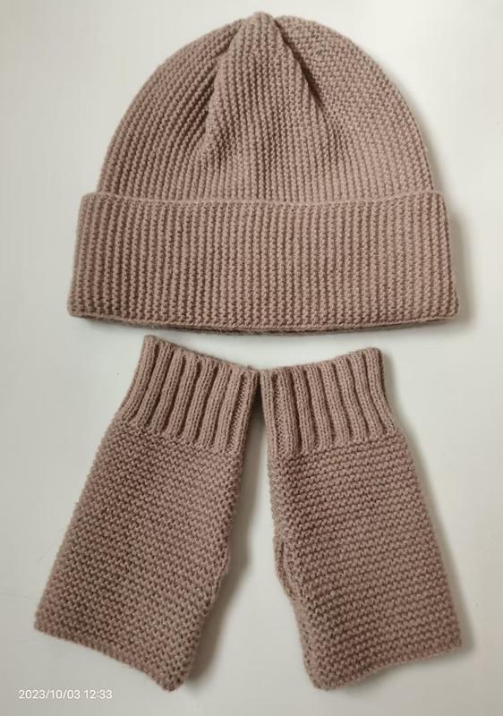 ダスティローズ色のリブ編みニットビーニー帽とフィンガーレスミトンのセット - wholesale fashion accessories