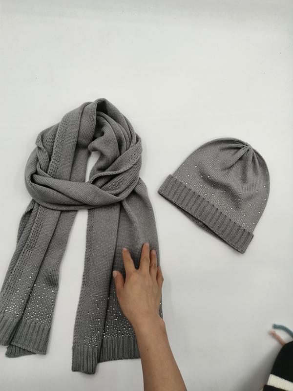 グレーニット地にラインストーン装飾のスカーフ＆ビーニー帽セット - retail buyer inquiry welcome