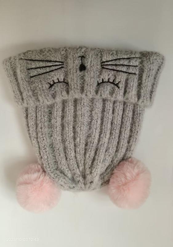 グレーリブニット猫刺繍ビーニー帽子、ピンクポンポン付き冬用ニット帽 - corporate gift supplier