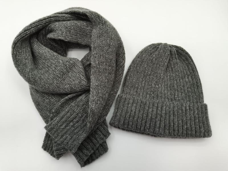 ヘザーグレーリブニットビーニー帽子とロングマフラーの冬用セット、白背景 - wholesale fashion accessories