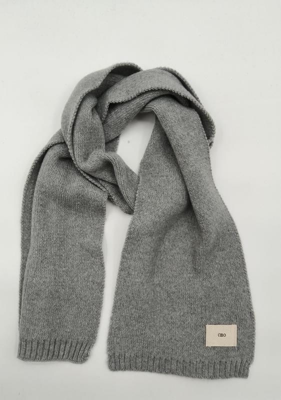 ヘザーグレーのリブニットウィンタースカーフ、ウーブンラベル付き、白背景 - certified scarf manufacturer China