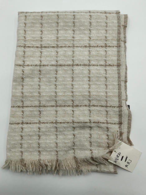 アイボリーベージュのチェック柄フリンジ付きウーブンスローブランケット - winter accessories wholesaler