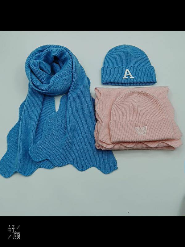 青いニット帽とマフラーのセット（A刺繍）とピンクの蝶柄ニット冬物ギフトセット - bulk scarf supplier Japan