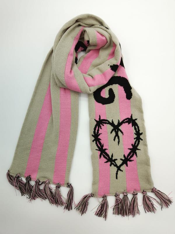 ベージュ×ピンクのニットストライプマフラー、有刺鉄線ハートグラフィック、フリンジ付き - B2B wholesale inquiry welcome