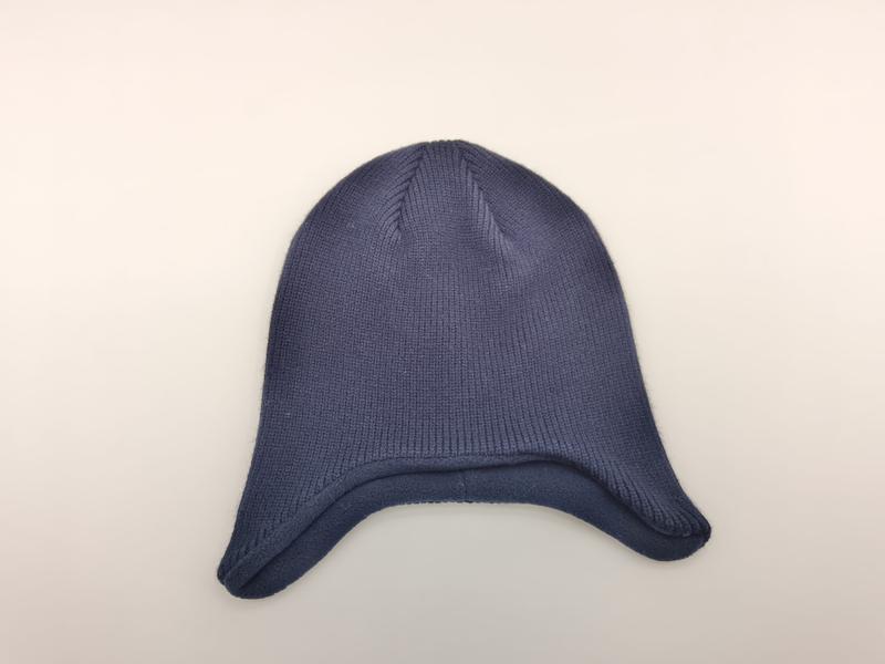 ネイビーブルーのリブ編みニットビーニー帽、耳当て付き冬用キャップ - winter accessories wholesaler