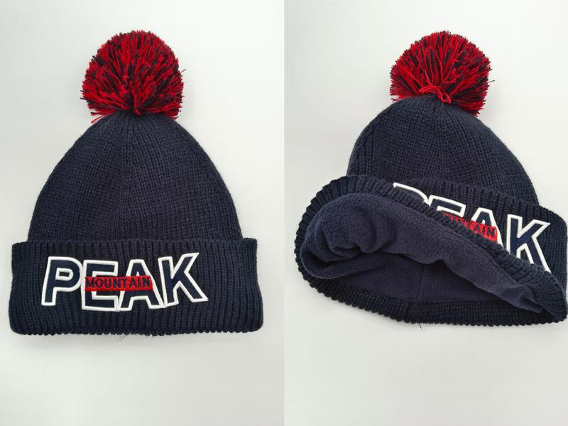 ネイビーブルーのリブニットビーニー帽、赤いポンポンと刺繍ロゴ付き折り返しカフ - B2B wholesale inquiry welcome