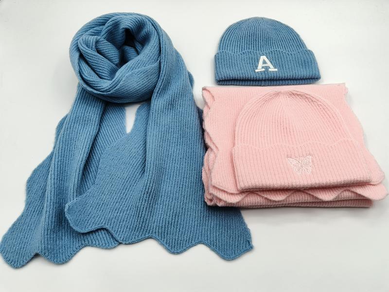 ブルー&ピンクのリブニットビーニー帽子とマフラーセット、刺繍デザイン - retail buyer inquiry welcome