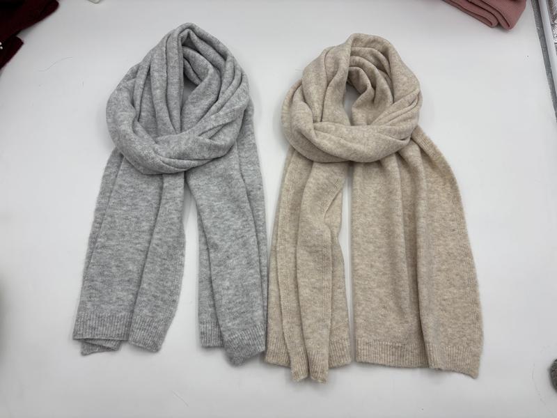 ライトグレーとベージュのソフトニットスカーフ2枚セット、リブ編み端付き - B2B wholesale inquiry welcome