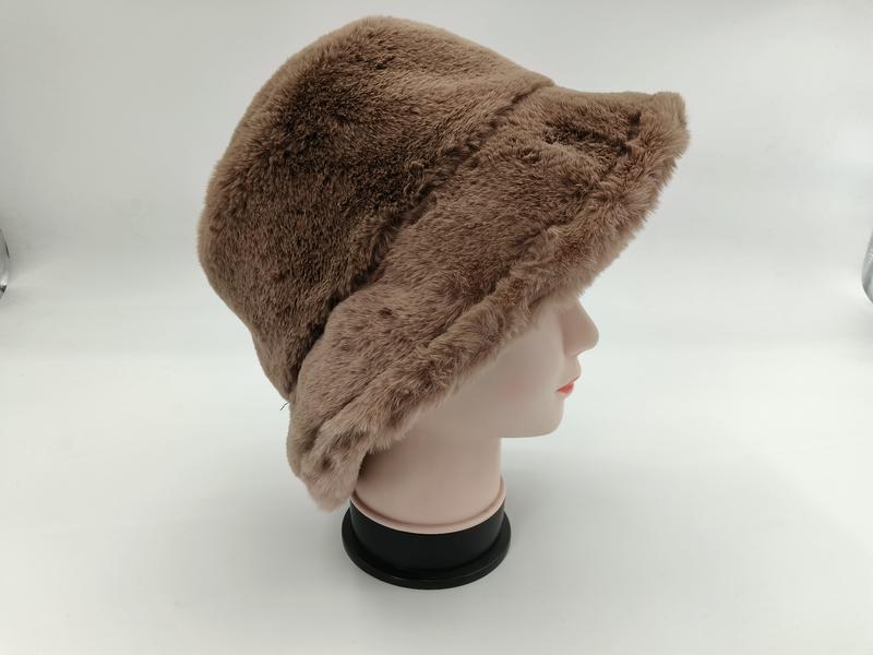 タープブラウンのふわふわフェイクファーバケットハット、マネキンヘッドにサイドビューで展示 - custom color & size accepted