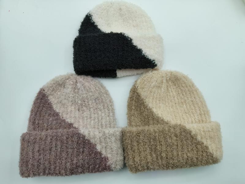 ブラック×クリームなどニュートラル系バイカラーリブニットビーニー3色展示