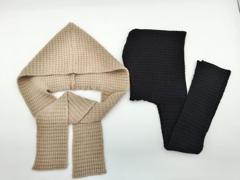 ベージュ＆ブラック2色セット・ワッフルニットフード付きスカーフ平置き - Oeko-Tex certified supplier
