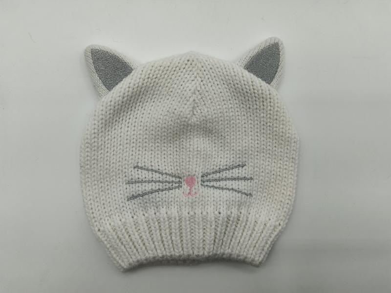 ホワイトニット猫耳ビーニー帽子、シルバーウィスカーとピンクノーズ付き